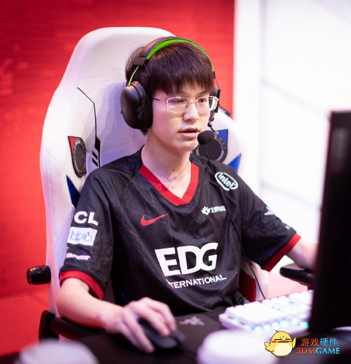 斩星追月，逐梦五载，雷蛇陪伴TeamRazer EDG问鼎冠军