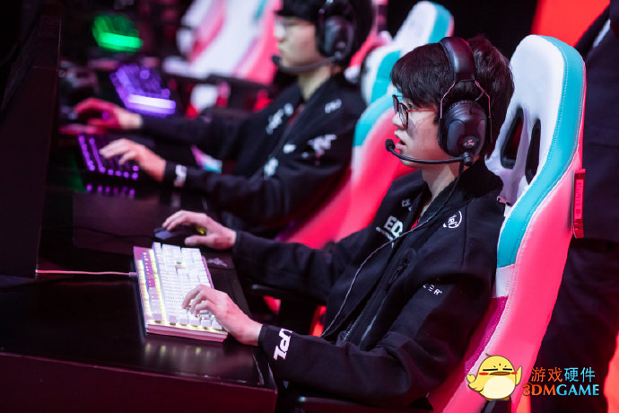 斩星追月，逐梦五载，雷蛇陪伴TeamRazer EDG问鼎冠军