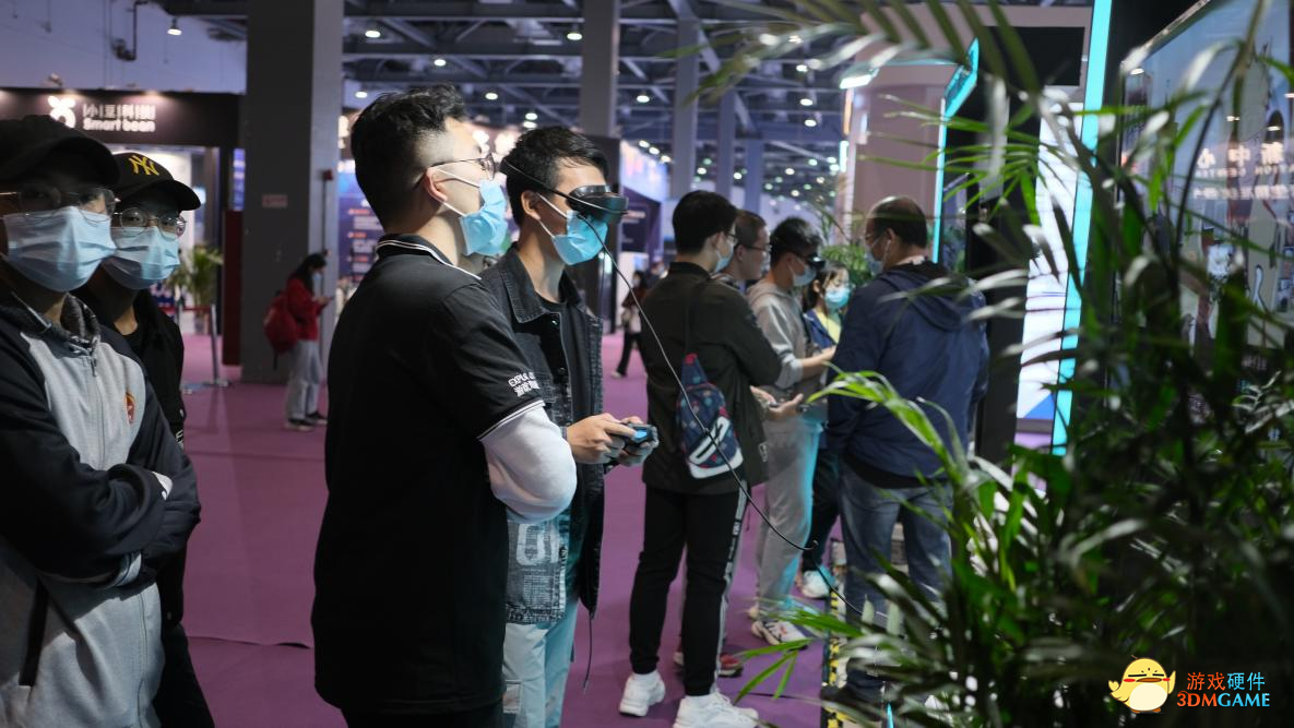 独辟蹊径！新外设游戏眼镜打造“另类VR”