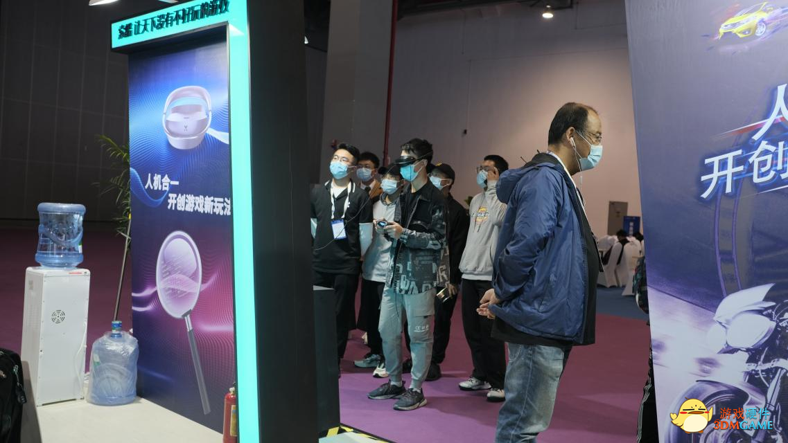 独辟蹊径！新外设游戏眼镜打造“另类VR”