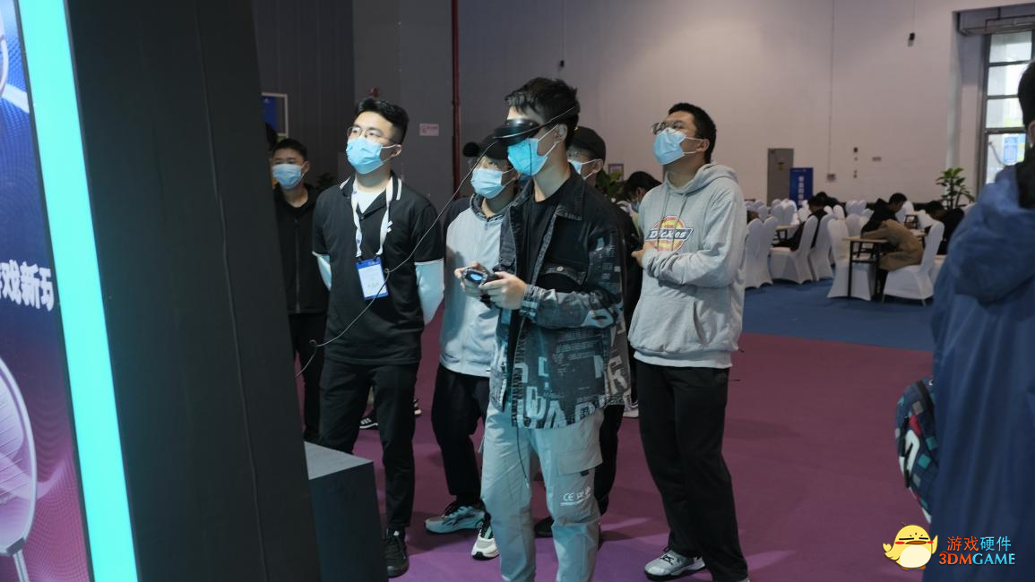 独辟蹊径！新外设游戏眼镜打造“另类VR”