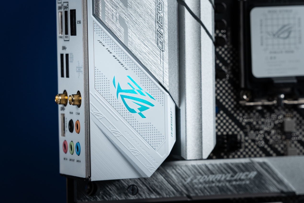 ROG 2022新品发布会 B660吹雪主板C位出道