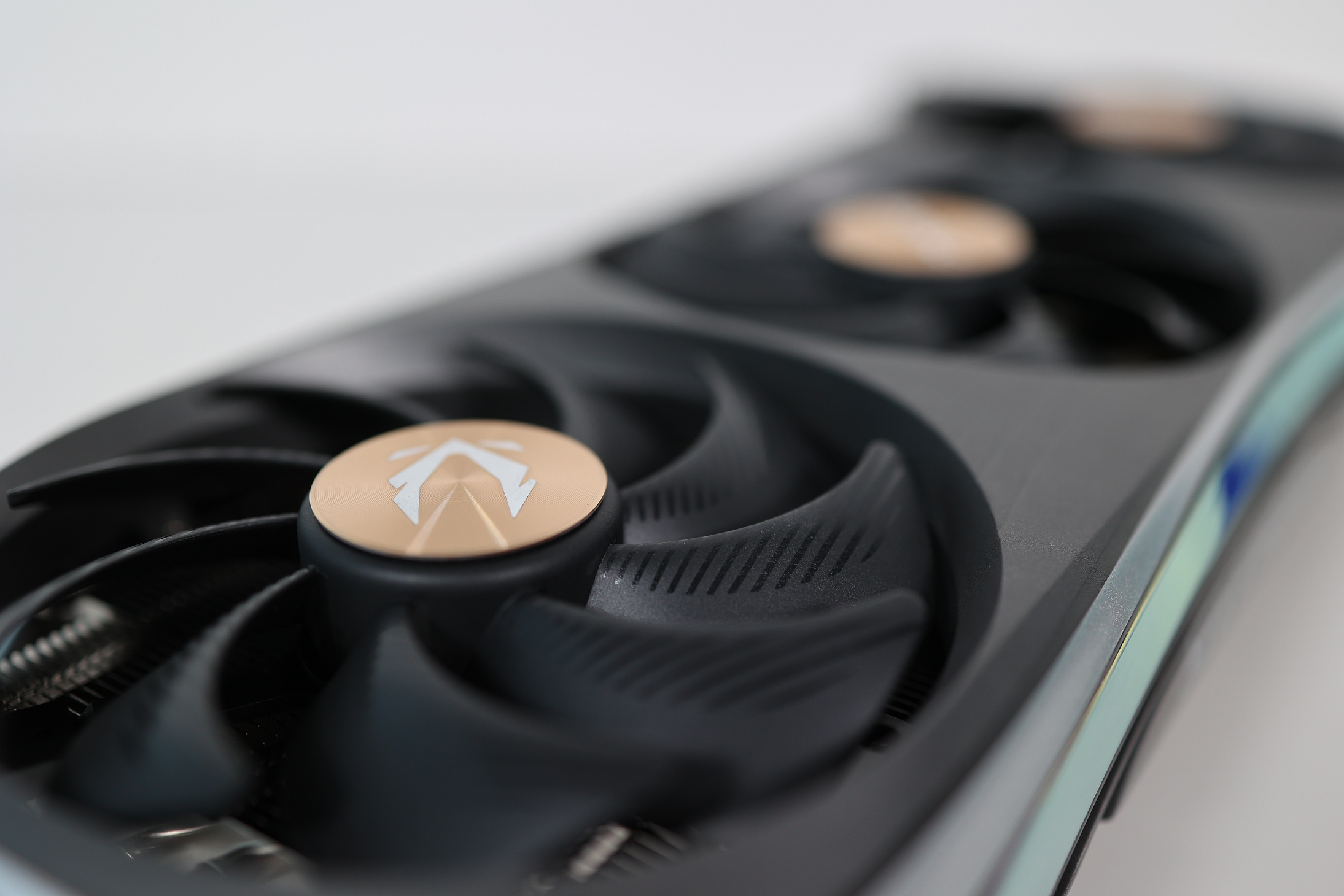 索泰RTX 4090 AMP评测：柔和的外观，不一样的体验