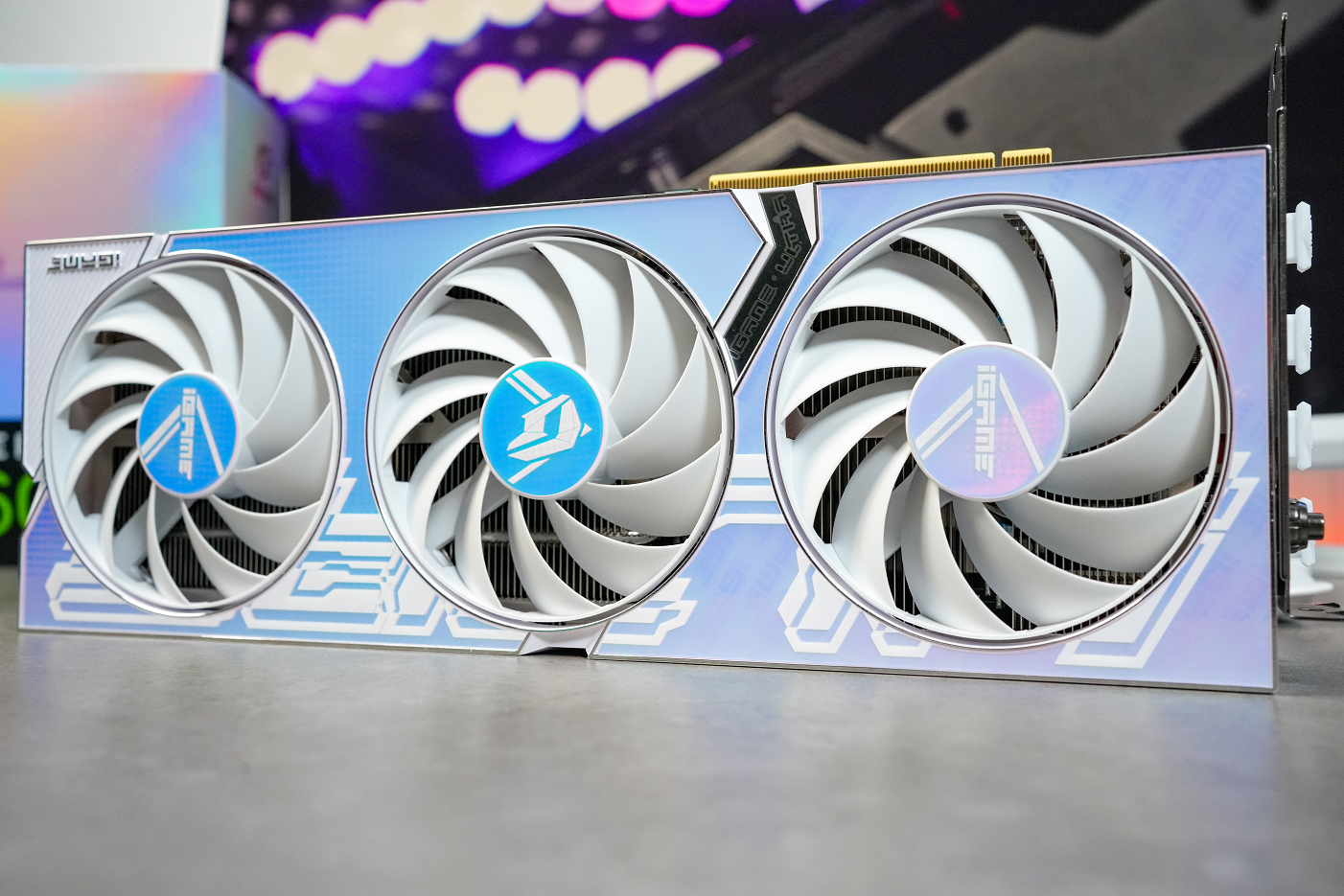 七彩虹iGame RTX 4060 Ti Ultra W：甜到上头的“百变”卡