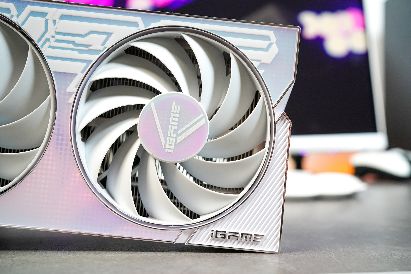 七彩虹iGame RTX 4060 Ti Ultra W：甜到上头的“百变”卡