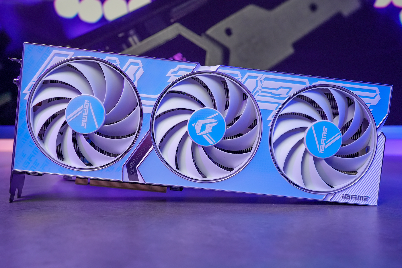 七彩虹iGame RTX 4060 Ti Ultra W：甜到上头的“百变”卡