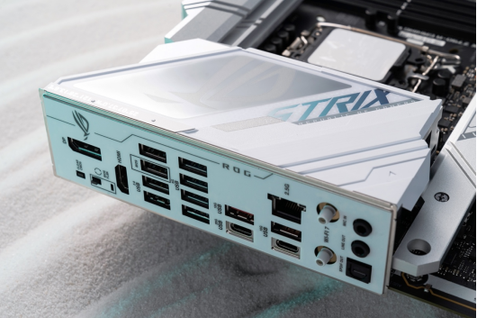 ROG DAY大亮点 雪武战姬现身讲华硕Z790吹雪新主板