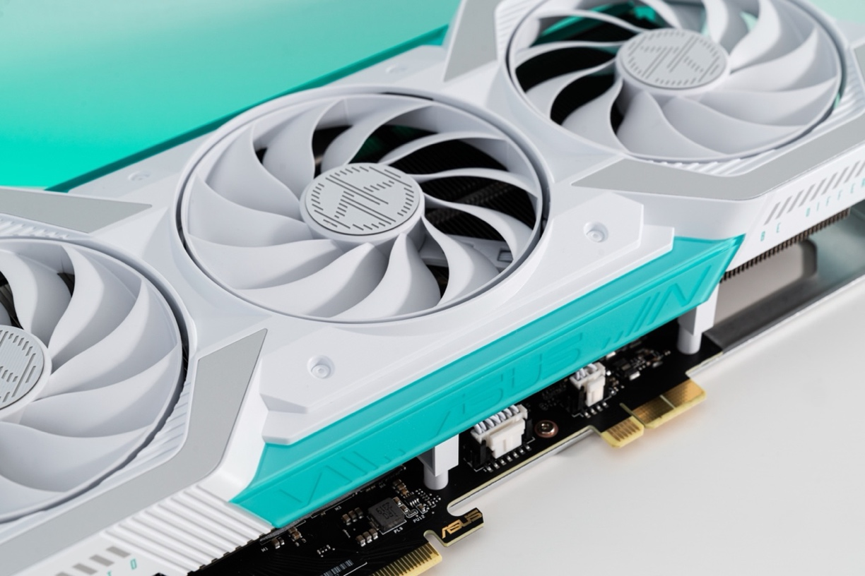 华硕TX RTX4070 BTF天选背置卡 DLSS3.5加持实力大增