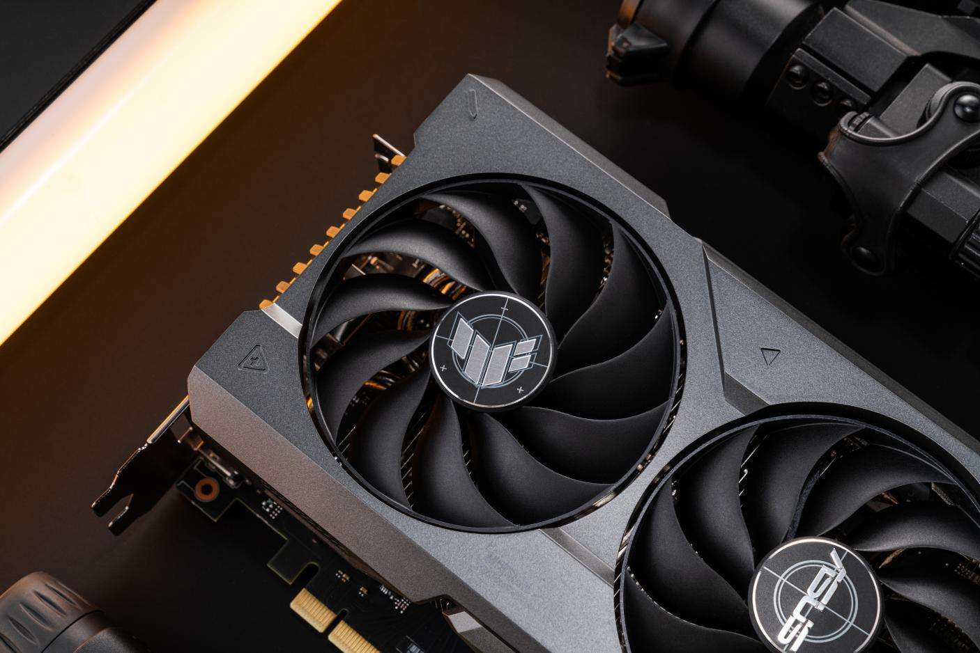 硬派实力超大杯！华硕TUF 4070Ti SUPER超能力显卡