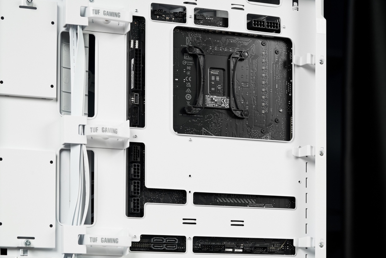 装机何须走线！TUF GAMING 4070Ti SUPER WHITE备置显卡
