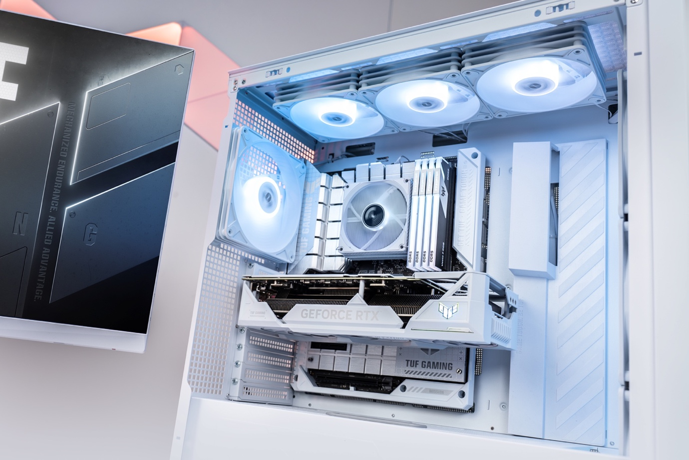 装机何须走线！TUF GAMING 4070Ti SUPER WHITE备置显卡