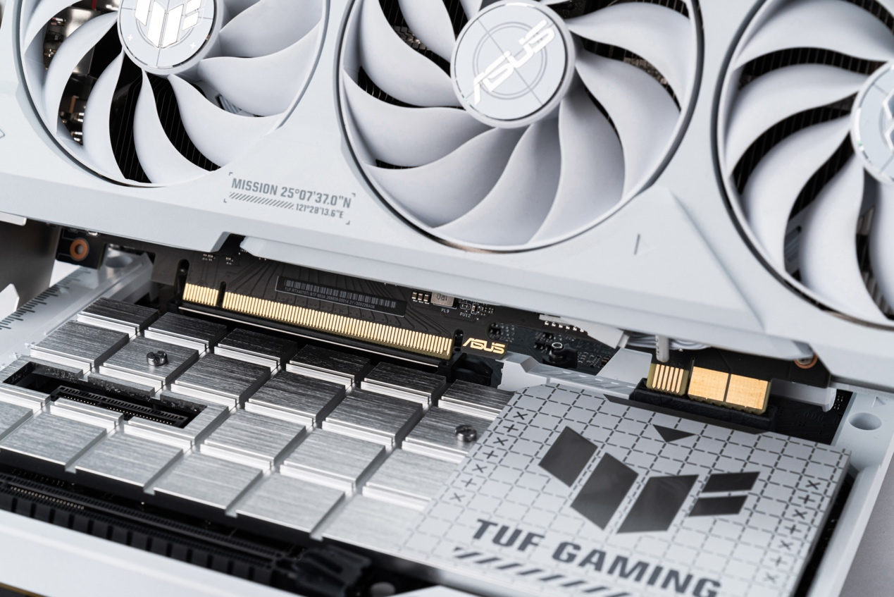 装机何须走线！TUF GAMING 4070Ti SUPER WHITE备置显卡