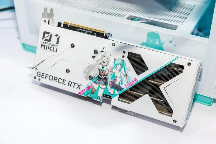 华硕天选X初音未来联名显卡！以信仰之名连结二次元梦想