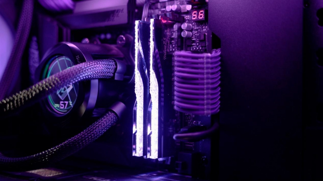 硬核性能！技嘉AORUS为PCL赛事解说RASH悲喜定制电竞MOD主机