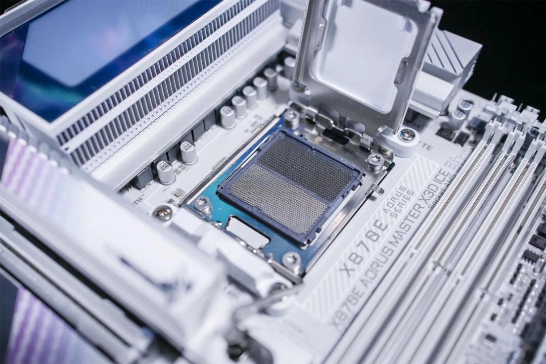 技嘉X870E X3D 超级冰雕主板评测：X3D鸡血模式2.0游戏性能至高提升 20%