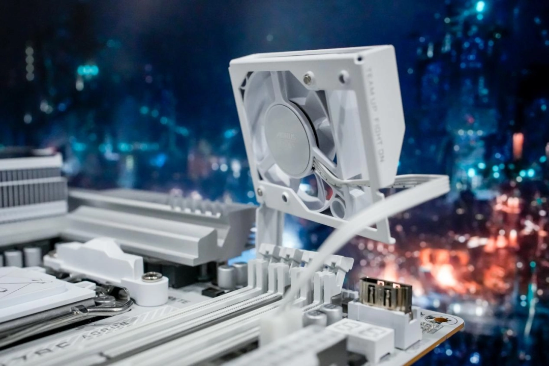 技嘉X870E X3D 超级冰雕主板评测：X3D鸡血模式2.0游戏性能至高提升 20%