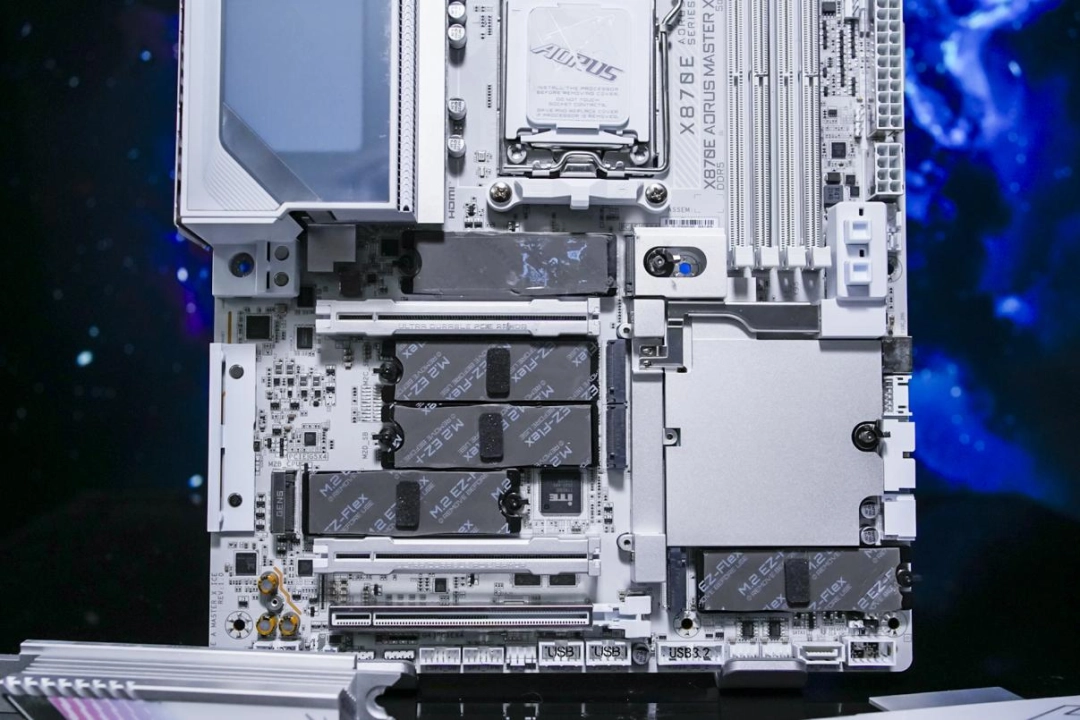 技嘉X870E X3D 超级冰雕主板评测：X3D鸡血模式2.0游戏性能至高提升 20%