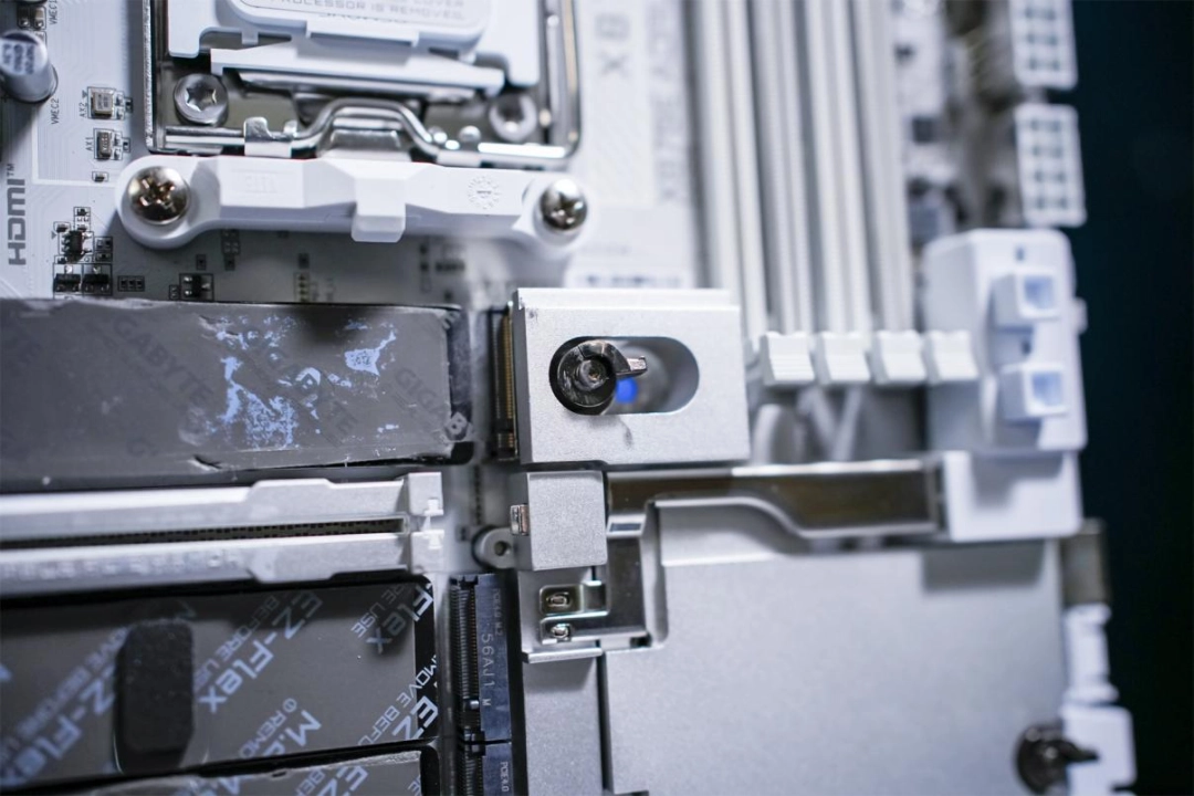 技嘉X870E X3D 超级冰雕主板评测：X3D鸡血模式2.0游戏性能至高提升 20%