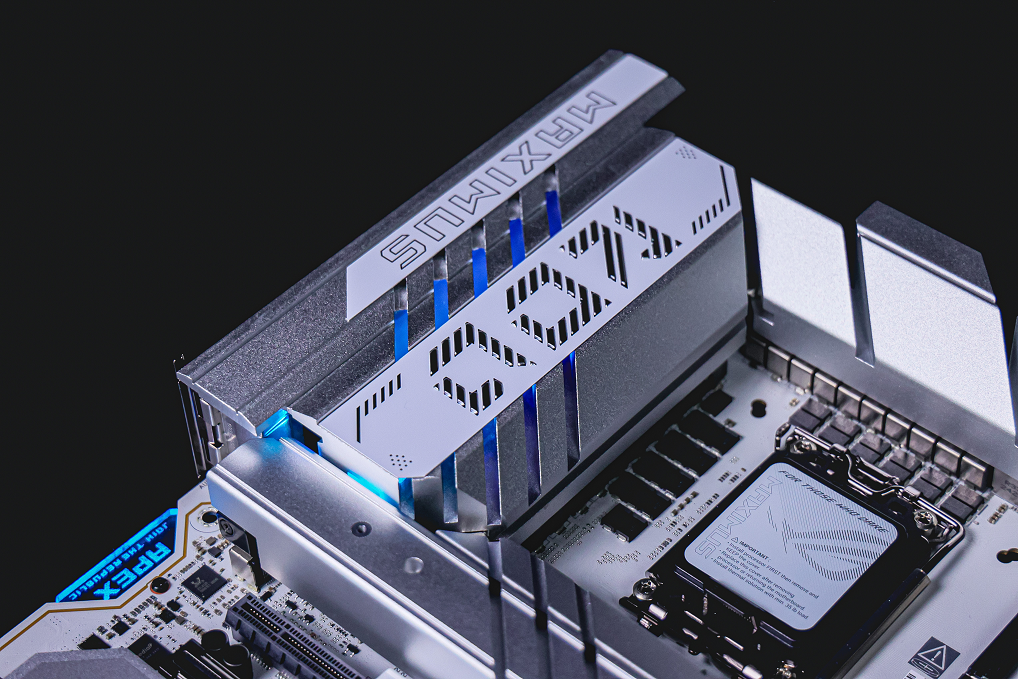 ROG MAXIMUS Z890 APEX主板创DDR5-13322超频新纪录