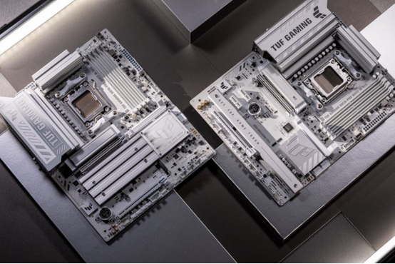 ROG X870E GLACIAL主板获CES2026创新奖，华硕AMD 800系新品发布