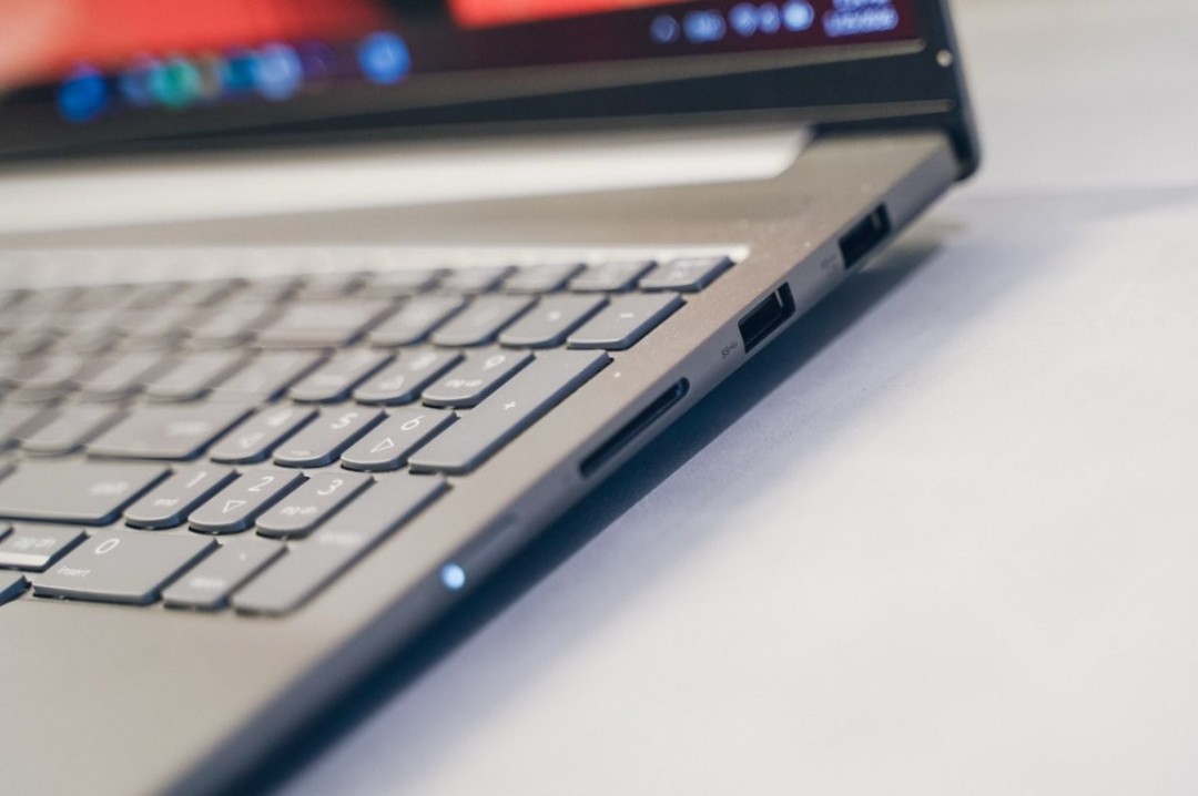 实测一台续航超20小时的笔记本，竟然还能玩3A游戏？！