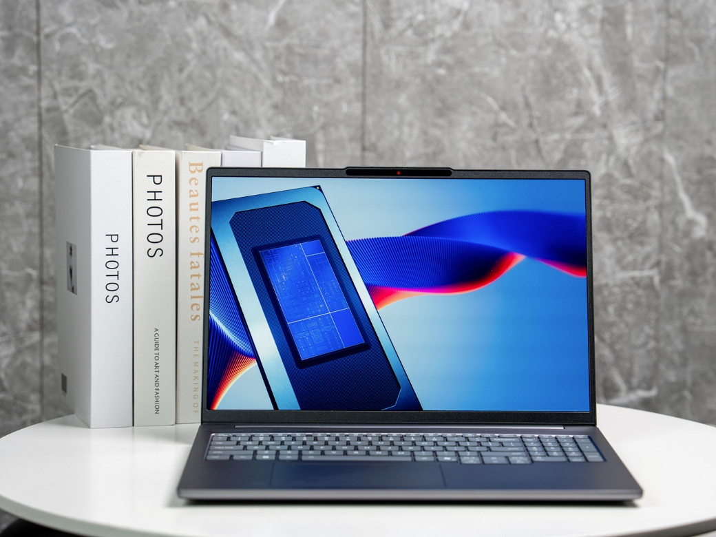 完美轻薄本成了！英特尔第三代酷睿Ultra X9 388H性能首测