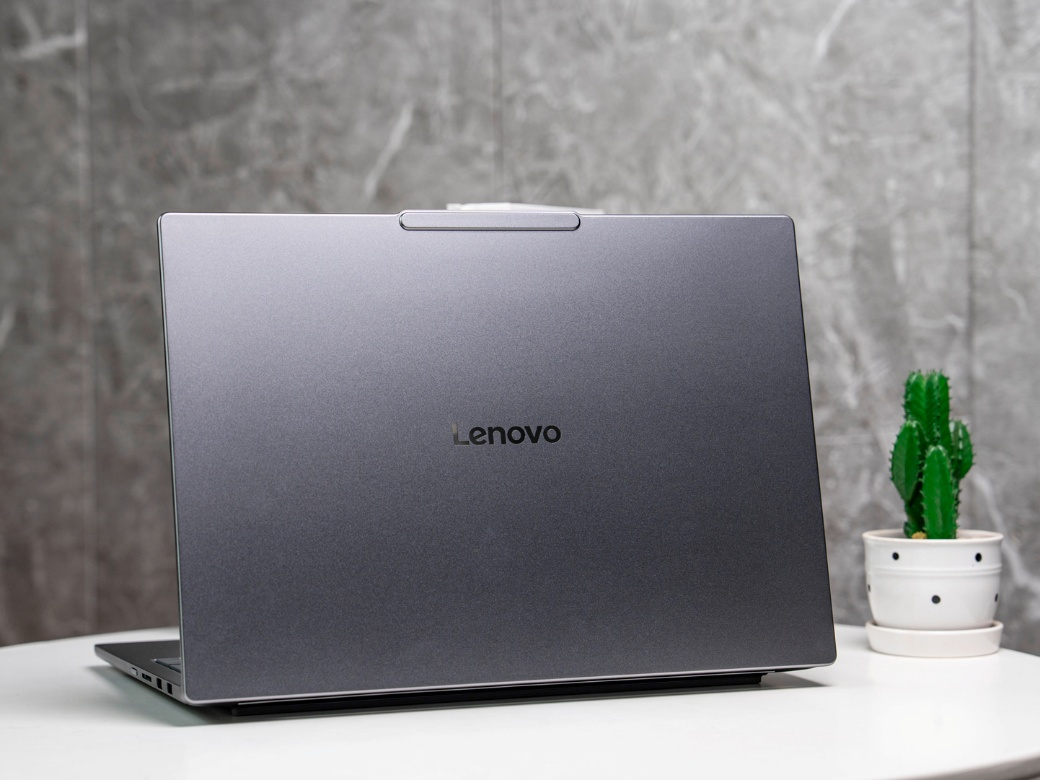 完美轻薄本成了！英特尔第三代酷睿Ultra X9 388H性能首测