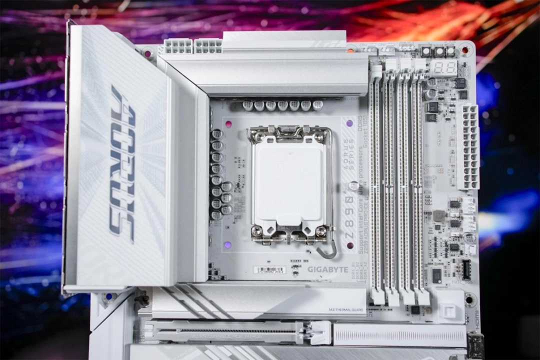 显卡危机？技嘉Z890主板配技嘉RTX 5060 Ti，即可带你高帧光追畅游浣熊市