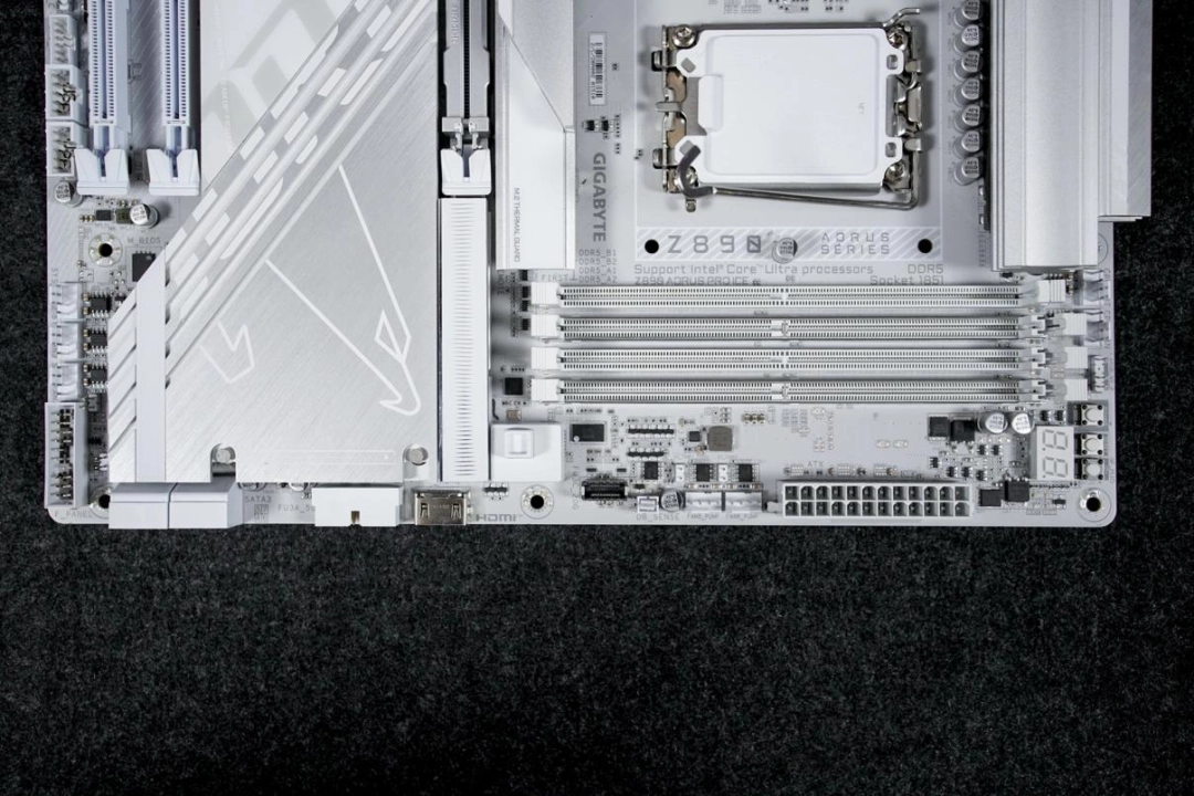 显卡危机？技嘉Z890主板配技嘉RTX 5060 Ti，即可带你高帧光追畅游浣熊市