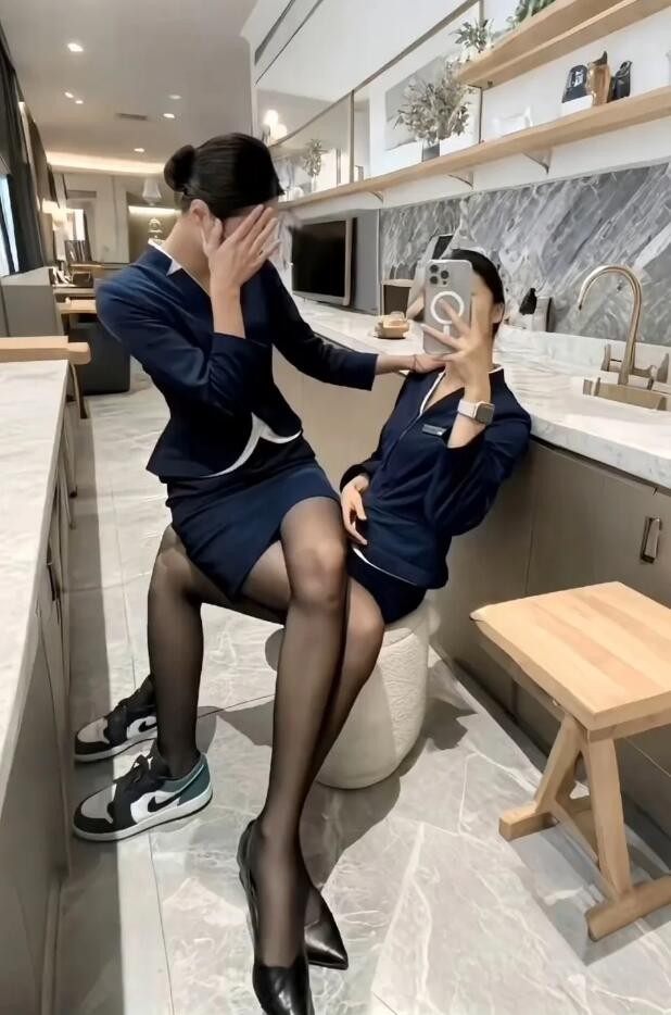 周五福利囧圖云飛系列 兩位美女喝醉玩得好大啊！