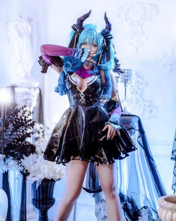 韓國(guó)美女Cos初音未來(lái)圖賞 穿膠衣絲襪秀好身材！