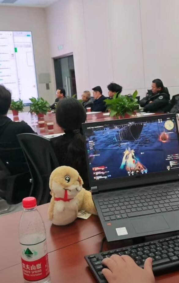 轻松一刻第1446期 看这潇洒的身影摔得多惨！