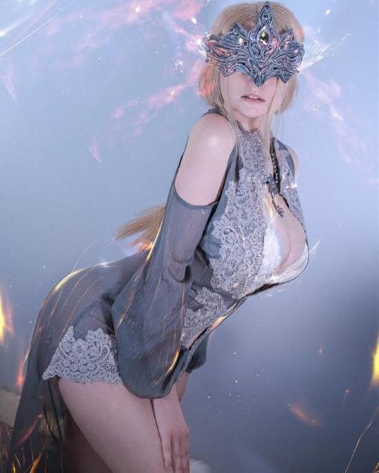 美国小姐姐Cos《黑暗之魂3》防火女 大胸很吸睛