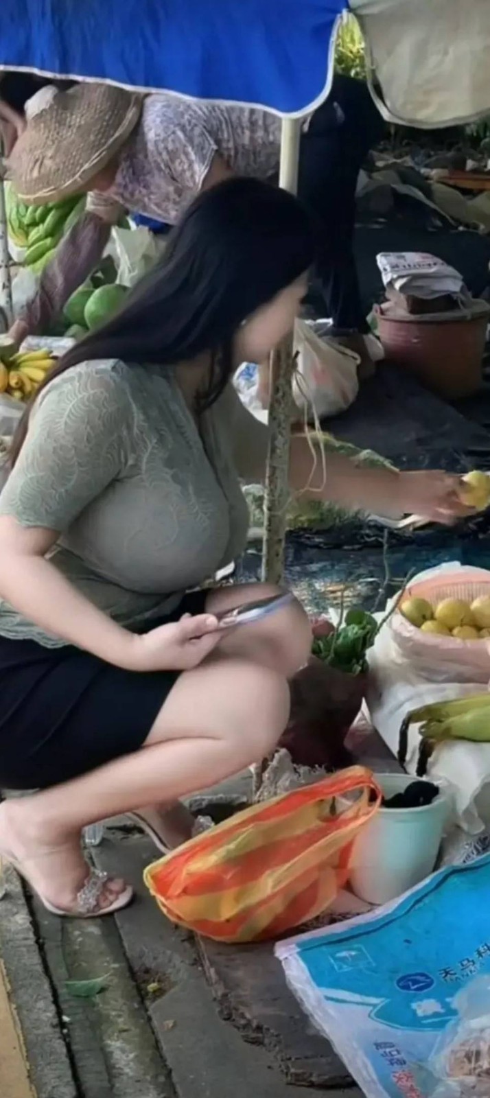 周五福利囧圖云飛系列 美女穿這么性感想去哪兒？