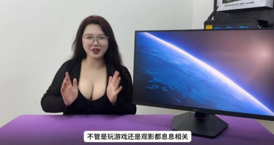 周五福利囧圖云飛系列 美女穿這么性感想去哪兒？