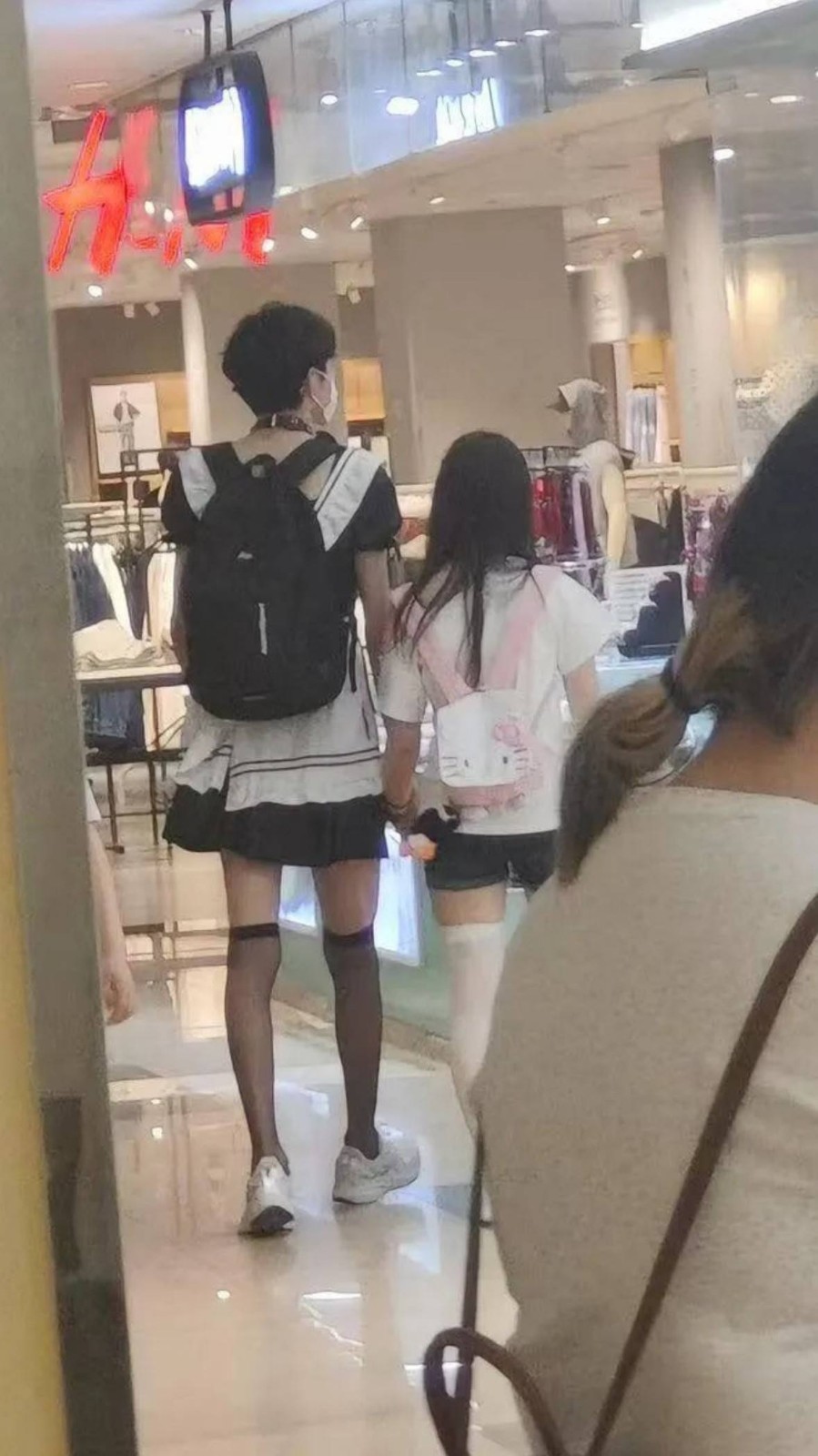 周五福利囧圖云飛系列 美女穿這么性感想去哪兒？
