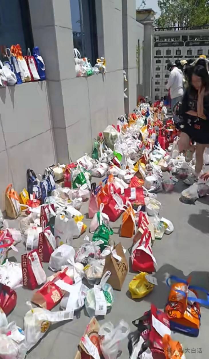 周一内涵囧图云飞系列 原来美大长腿是用来跨围栏