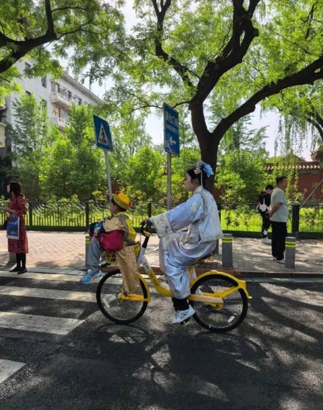 周一內(nèi)涵囧圖云飛系列 原來美大長腿是用來跨圍欄