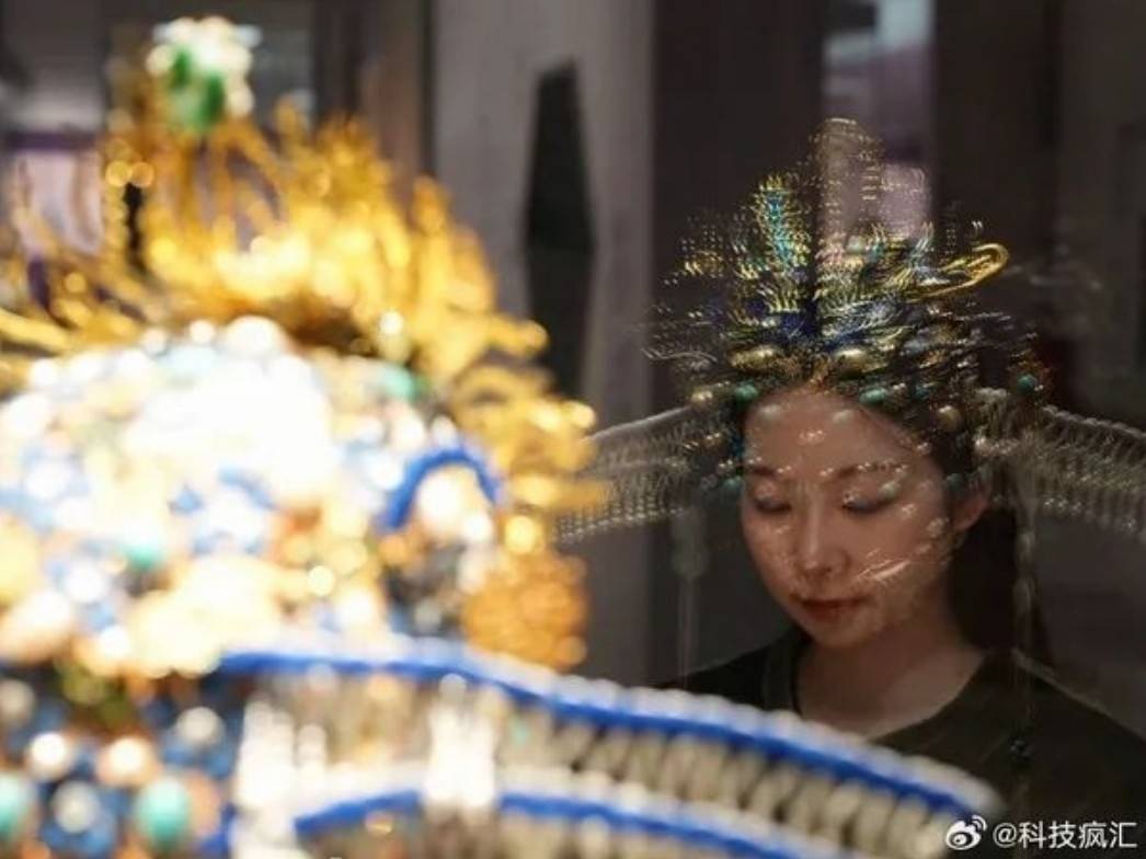 周一內(nèi)涵囧圖云飛系列 美女為何在自己家還戴口罩