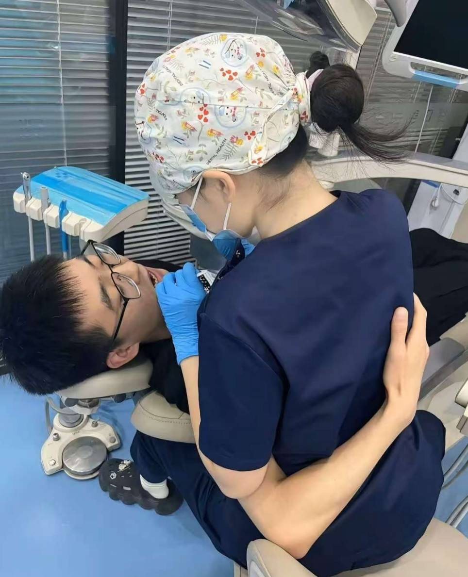 周一內(nèi)涵囧圖云飛系列 美女為何在自己家還戴口罩