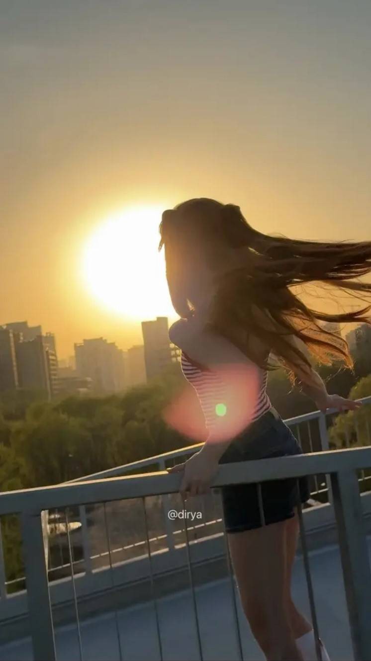 周一內(nèi)涵囧圖云飛系列 美女為何在自己家還戴口罩