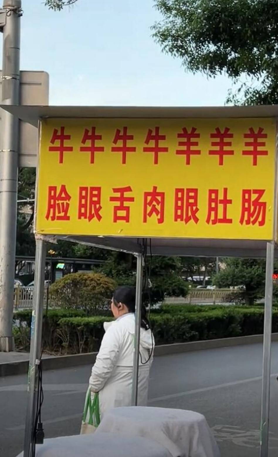 周一內(nèi)涵囧圖云飛系列 美女為何在自己家還戴口罩