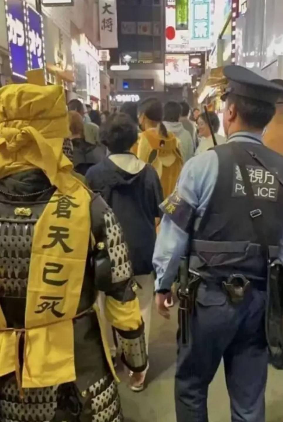 周一內(nèi)涵囧圖云飛系列 美女為何在自己家還戴口罩