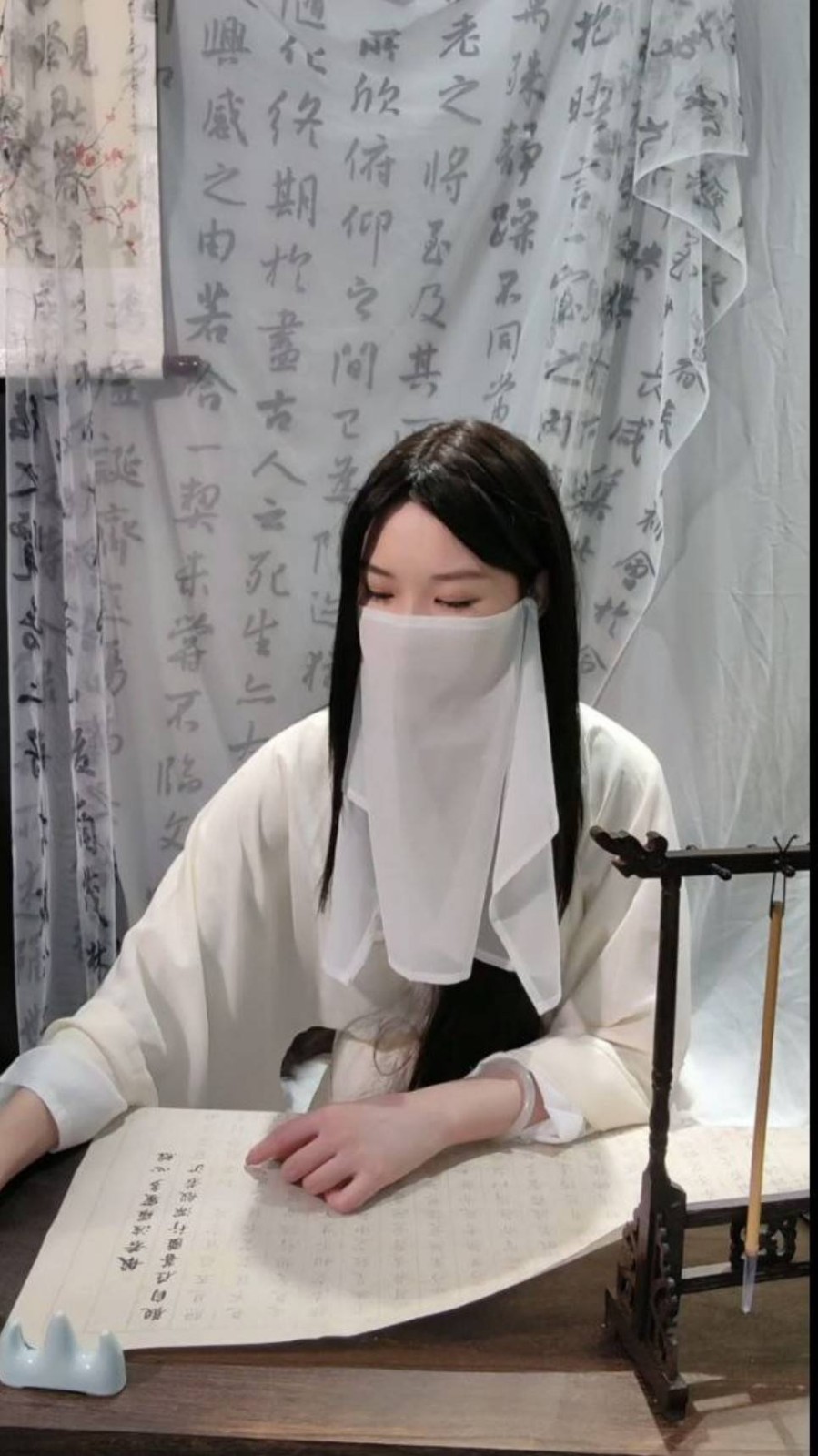 周一內(nèi)涵囧圖云飛系列 美女為何在自己家還戴口罩