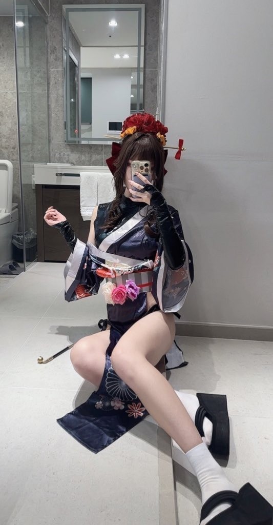 韩国美女COS《妮姬》多位角色 穿着清凉性感诱人