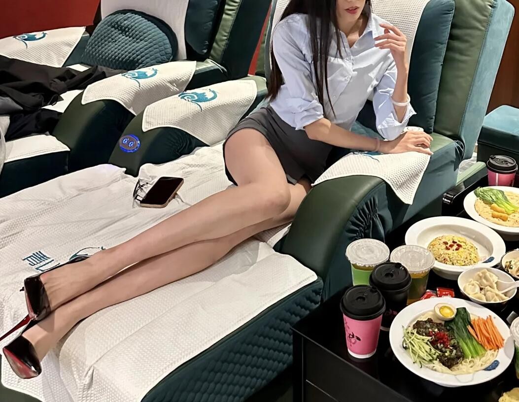 周五福利囧圖云飛系列 餐廳有美女跳舞何愁沒(méi)生意