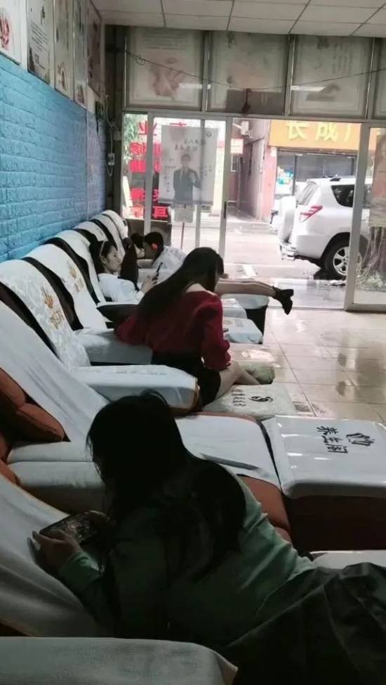 周一內(nèi)涵囧圖云飛系列 只有姿勢正確才能練出好身材