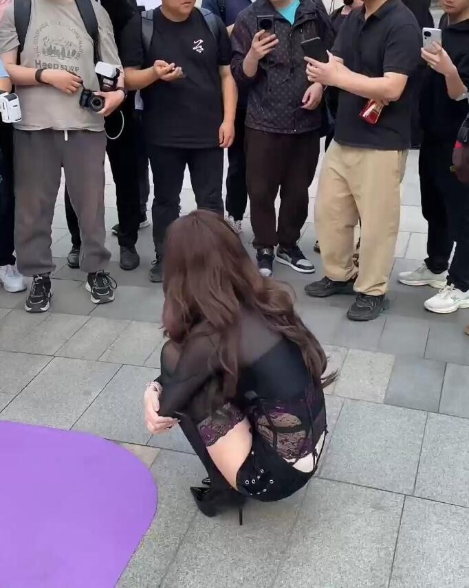 周一內(nèi)涵囧圖云飛系列 只有姿勢正確才能練出好身材