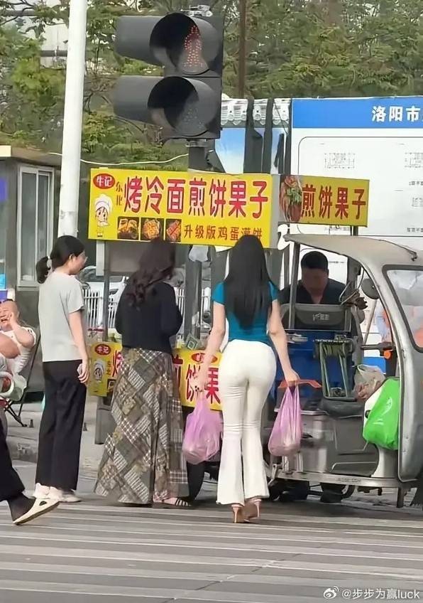 轻松一刻第1471期 我在等待她的头发被风吹起