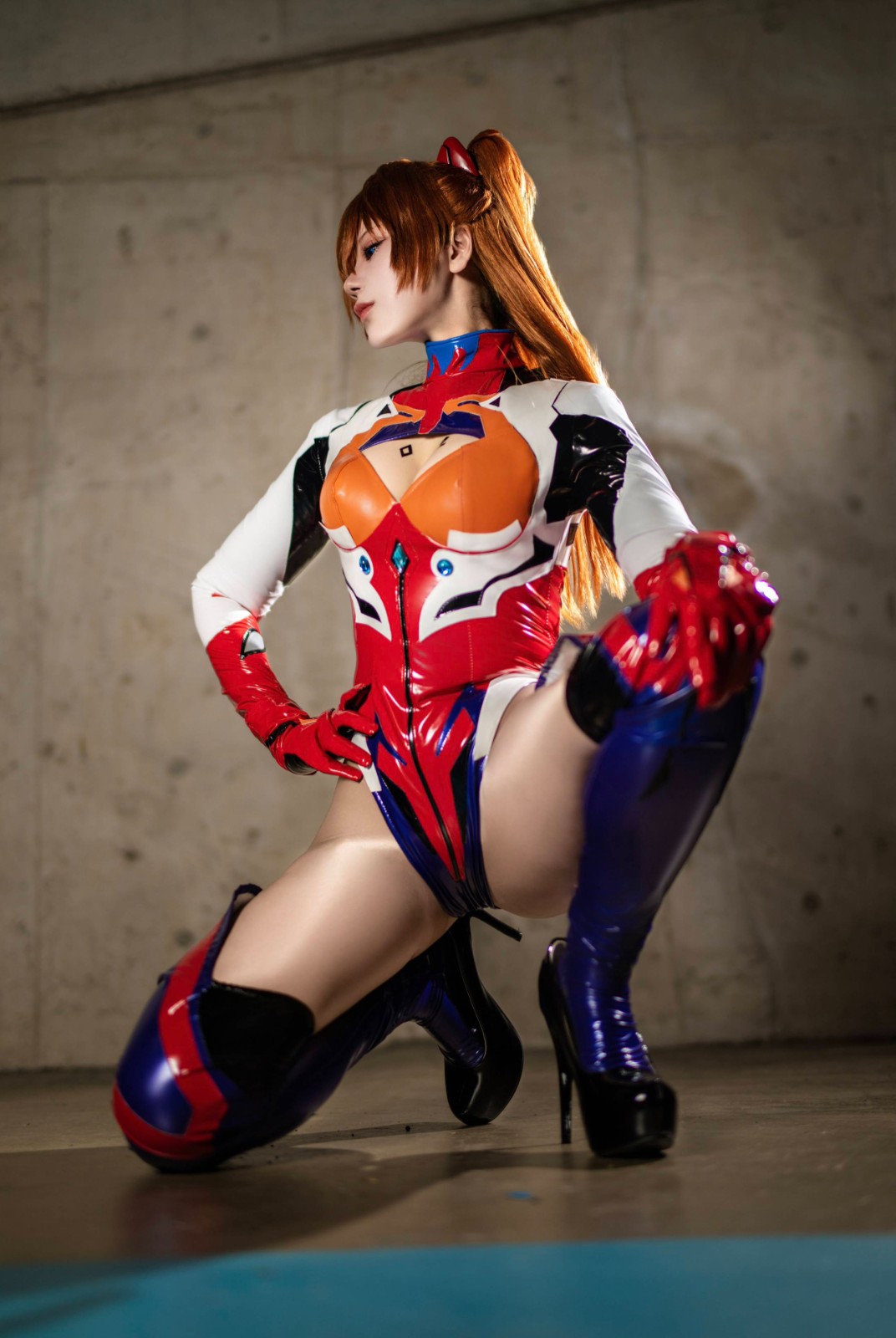 日本美女Cos《EVA》明日香胶衣 大方展示性感好身材